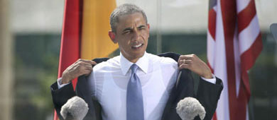 El presidente de EEUU se quita la chaqueta durante su discurso en Berln.| Efe