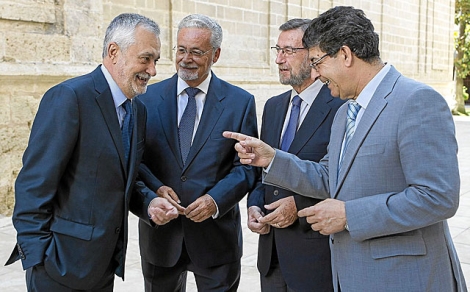 Valderas, Grin y Manuel Gracia, junto al nuevo defensor en el Parlamento. | Efe