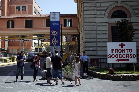 Varios periodistas esperan a las puertas del hospital donde murió Gandolfini. | Reuters