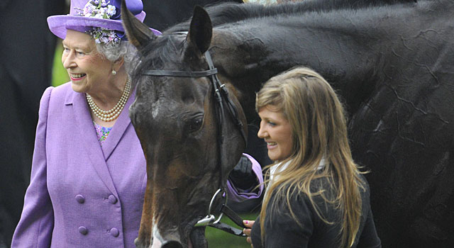 La reina, con su yegua Estimate. | Reuters