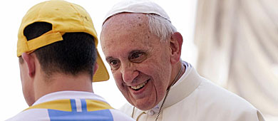 El Papa con un joven con sndrome de Down