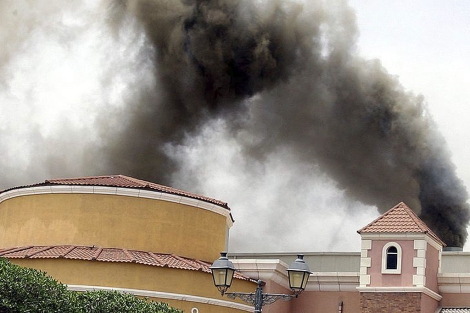 Columnas de humo causadas por el incendio en el centro Villaggio en 2012. | Str