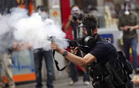 Un polica dispara gas lacrimgeno en la Plaza Taksim. | Efe