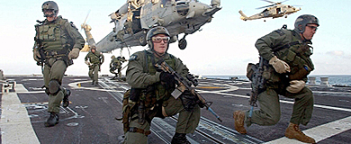 Militares de SEALS en el destructor Oscar Austin. | US Army