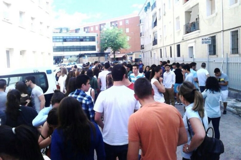 Alumnos de Cuenca frente a la Comisara para denunciar la suspensin de su viaje. | Twitter