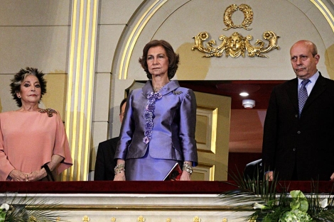 Berganza, la Reina y Wert, en el palco del Real.| Efe