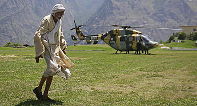 Un hombre, ante un helicptero de rescate indio. | Reuters |VEA MS FOTOS