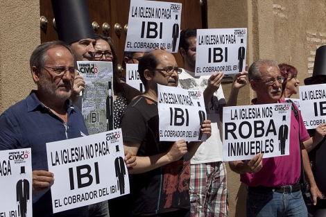 Concentracin delante de la Mezquita para exigir a la Iglesia que pague el IBI. | M. Cubero
