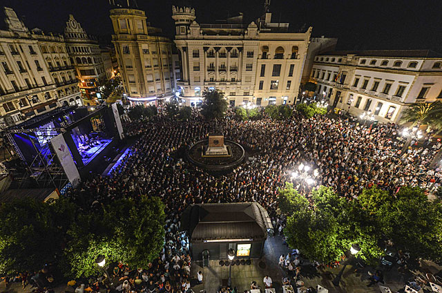 La Plaza de las Tendillas, a rebosar en la Noche Blanca del Flamenco. | M. Cubero