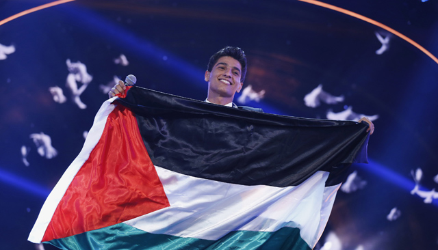 El cantante Mohamed Assaf con la bandera palestina. | Reuters
