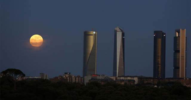 "Sper luna llena" en Madrid, la noche del domingo. | Reuters