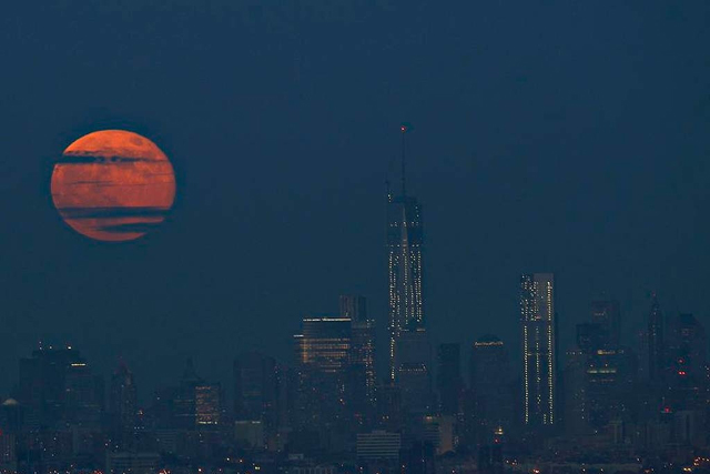 'Super Luna' llena en el cielo de Manhattan, el pasado domingo. | Efe [VEA MS FOTOS]