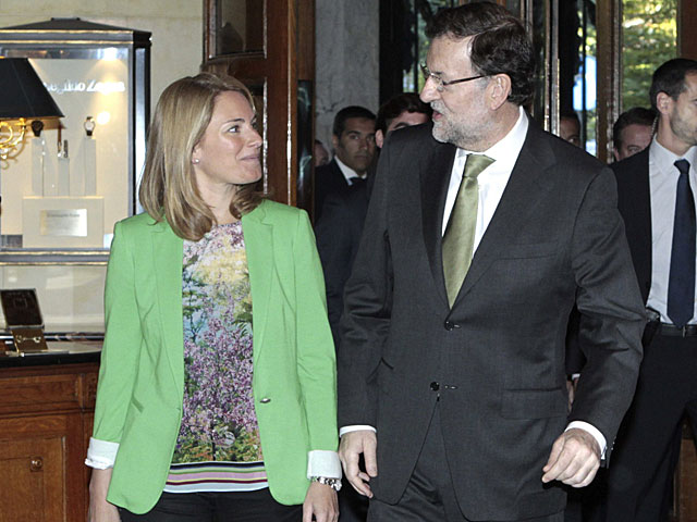 Arantza Quiroga y Mariano Rajoy, a su llegada al Ritz para el Desayuno Frum Europa. | ngel Daz / Efe
