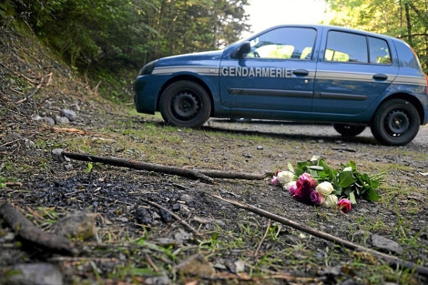 Un ramo de rosas en la escena del crimen en Chevaline. | Afp