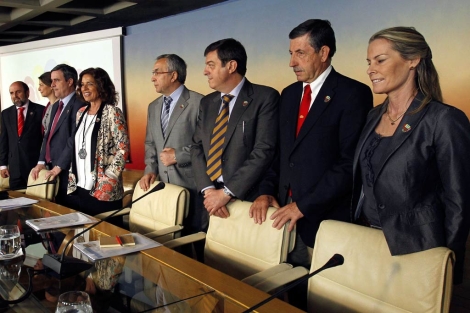 Equipo de la candidatura de Madrid tras conocer el informe del CIO. | Foto: Efe