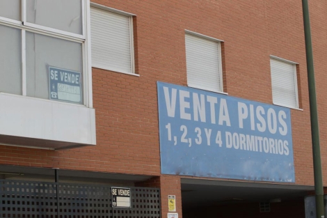 Varios carteles de 'Se vende' en la fachada de un edificio de pisos. | EM