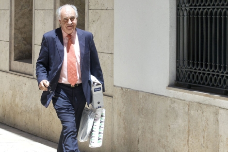 Rafael Blasco abandona ayer las Cortes con archivos de su despacho. | Benito Pajares