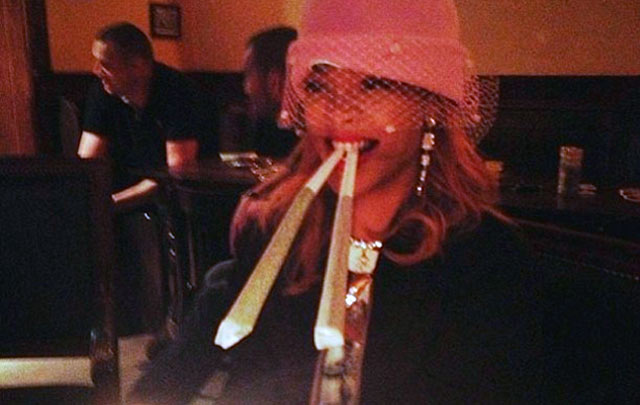 Rihanna fumándose dos porros de marihuna en Amsterdam. | Instagram