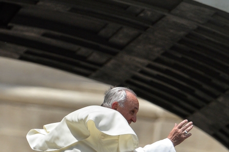 El Papa da su bendición durante la audiencia general en el Vaticano. | Afp