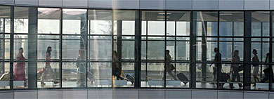 Varios pasajeros, en el aeropuerto de Mosc.| Reuters