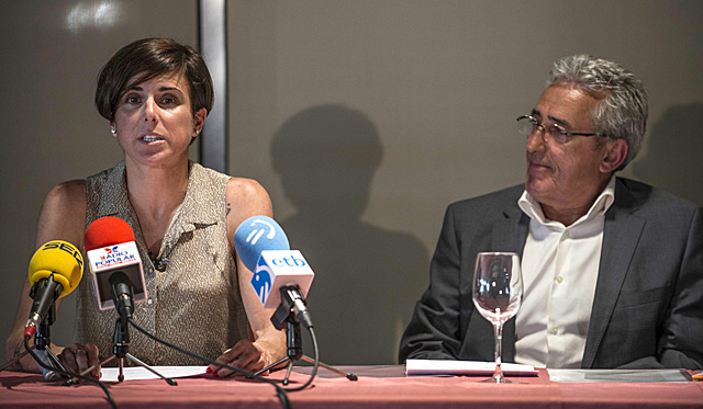 Virginia Berasategi durante su comparecencia en Bilbao junto a su padre.