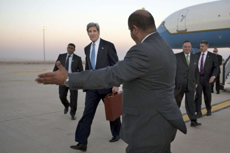 Kerry, a su llegada al aeropuerto de Ammn.| Afp
