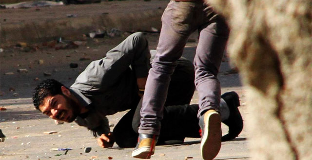Uno de los manifestantes herido durante las protestas. | Reuters