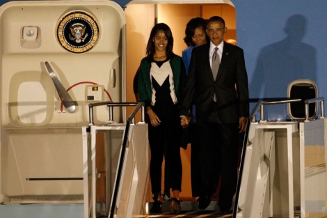 Obama a su llegada a Sudfrica junto a sus hijas y su mujer. | Efe