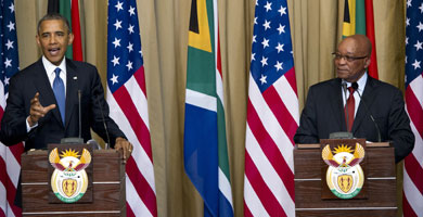 Obama (izqda.) y el presidente sudafricano, Jacob Zuma, en Pretoria. | Afp