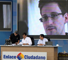 Correa y una imagen de Snowden. | Afp