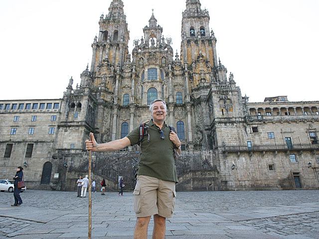 Jos Blanco posa ante la Catedral de Santiago. | El Correo Gallego