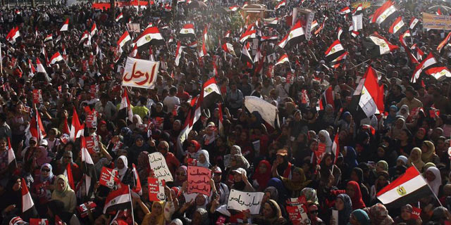 Detractores de Mursi protestan contra él en la Plaza Tahrir de El Cairo. | Efe MÁS IMÁGENES