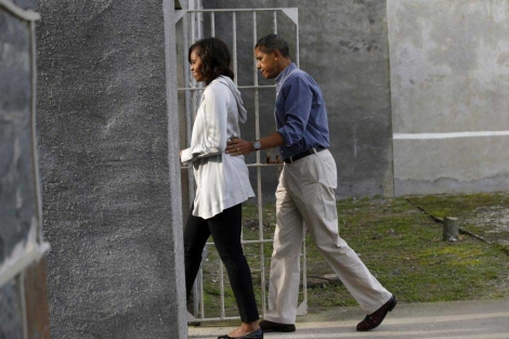 Obama y su mujer entran en la celda en la que estuvo Mandela.| Reuters