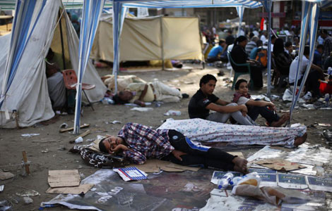 Detractores de Mursi descansan de las protestas en Tahrir. | Reuters