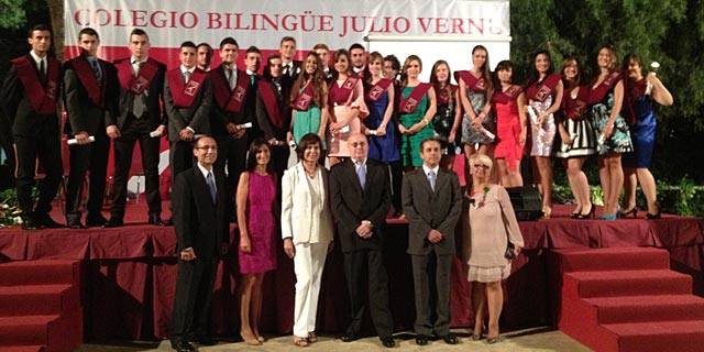 Concha Garca Campoy junto a los alumnos de la 12 promocin del colegio Julio Verne. | E.M.