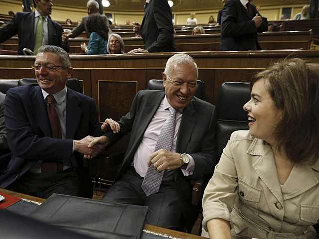 El ministro Ruiz-Gallardn, junto a Garca-Margallo, y Senz de Santamara, en el Congreso. | Juan Carlos Hidalgo