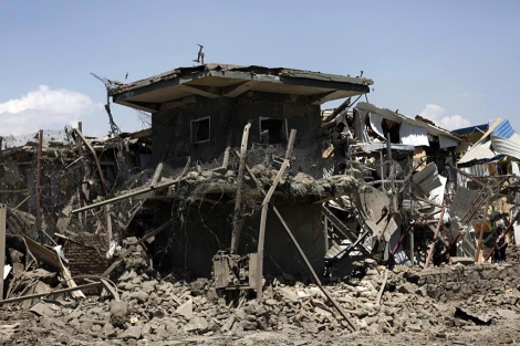 Una torre de seguridad destrozada tras el atentado en Kabul. | Reuters