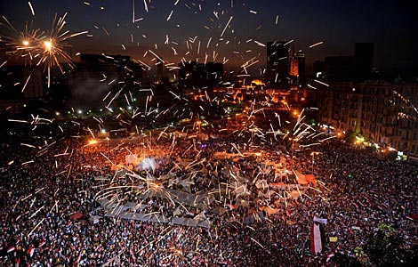 Fuegos artificiales en la plaza Tahrir en El Cairo. | EFE