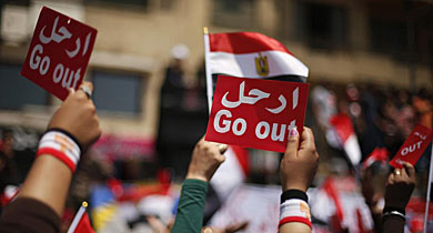 Detractores de Mursi piden su marcha con carteles en El Cairo. | Reuters