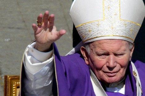 El Papa Juan Pablo II saluda a sus fieles. | Reuters