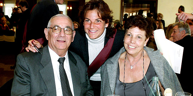 La tenista y sus padres, en 2002. | Gtres