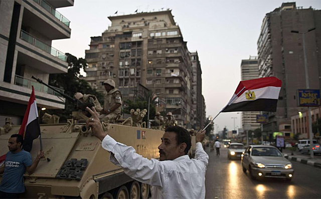 Los tanques salen a las calles en El Cairo. | Foto: Afp [VEA MÁS IMÁGENES]