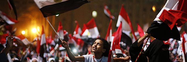 Egipcios agitando banderas con jbilo tras el anuncio del golpe de Estado contra Mursi . | Reuters [VEA MS IMGENES]
