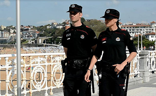 Una pareja de agentes patrulla por el Paseo de La Concha en San Sebastin. |E.M