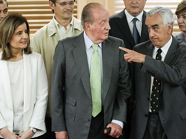 El Rey, acompañado de Fátima Báñez, en la reunión del Consejo Económico y Social. | Emilio Naranjo / Pool