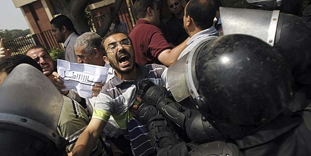 Miembros de los Hermanos Musulmanes se enfrentan con la Policía en El Cairo. | Reuters