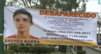Un cartel con la imagen de uno de los desaparecidos. | Youtube
