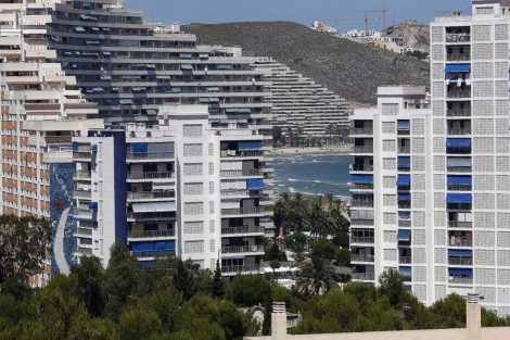 Bloques de apartamento junto a la playa. | Vicente Bosch