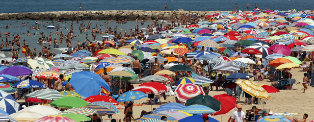 Cientos de veraneantes en la playa de Regla (Cádiz). | Javier Barbancho