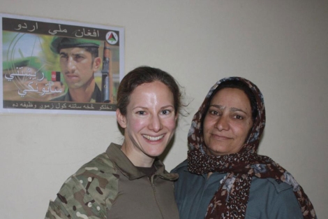 Islam Bibi, a la derecha, posa con una compaera en Afganistn. | Efe